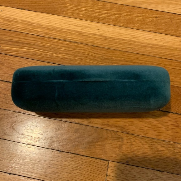 Gucci Sunglass case with soft drawstring bag and cleaning cloth - Picture 4 of 7